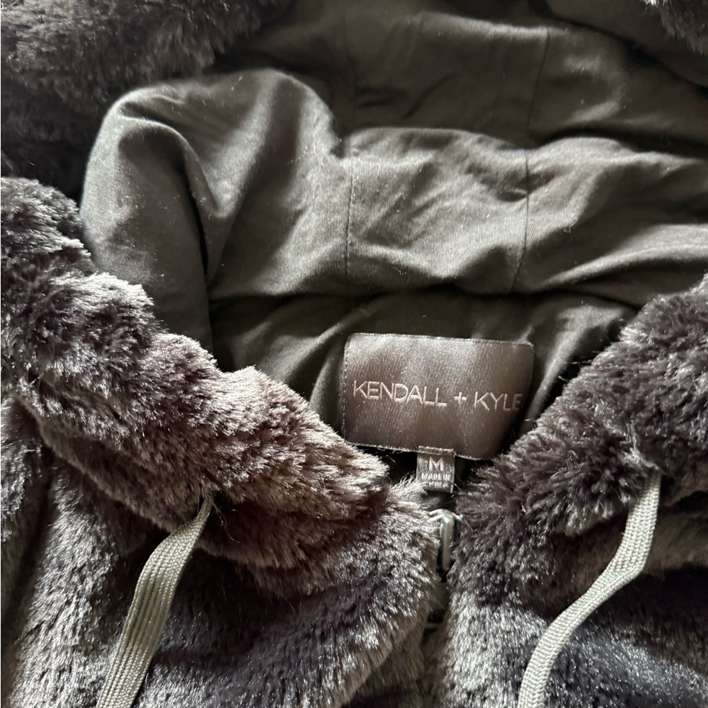 Oversized fur hoodie | Kendall & Kylie - Picture 2 of 3